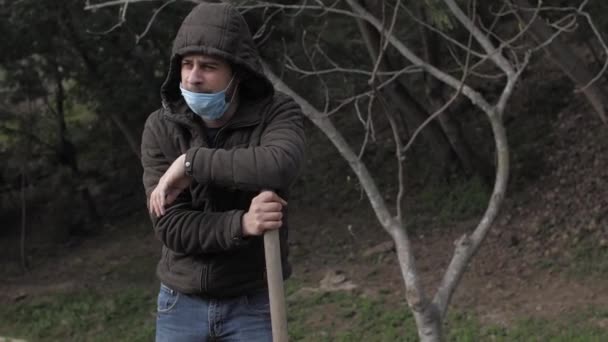 Kaukázusi maszkos fickó, aki a kerti karanténban ásott. — Stock videók