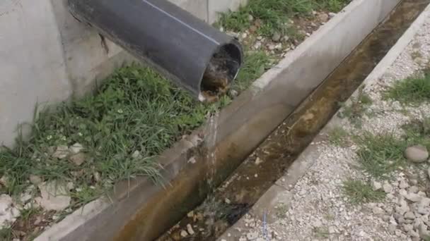 水管水流入运河 — 图库视频影像