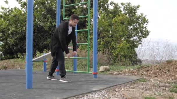 Un joven en el patio de recreo practica deportes. estrujar — Vídeos de Stock