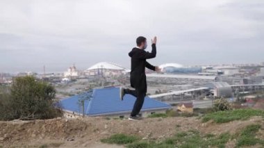 Genç maskeli adam Coronavirus Covid-19 'un arka planında dans ediyor.