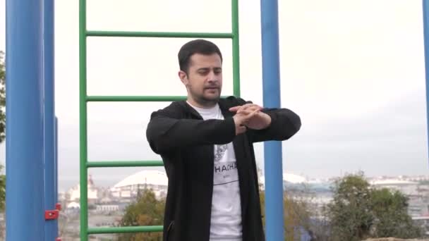Caucasiano jovem entra para esportes no playground em um dia nublado — Vídeo de Stock