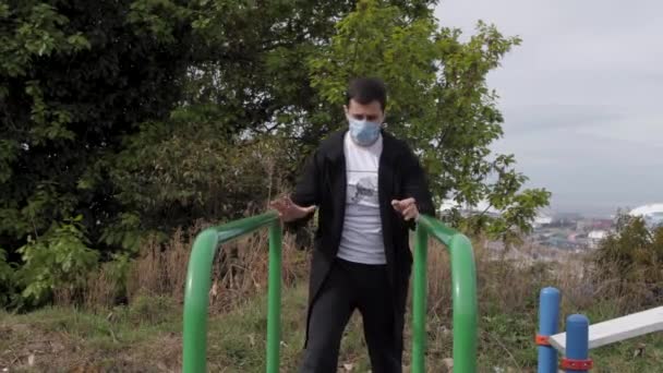 En Masked ung kille går in för sportbarer — Stockvideo