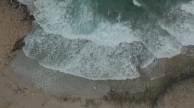 Aianapa Kıbrıs 'ın havadan görüntüsü. Akdeniz 'i dalgalandırıyor. Okyanus dalgaları
