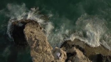 Aianapa Kıbrıs 'ın havadan görüntüsü. Akdeniz 'i dalgalandırıyor. Okyanus dalgaları