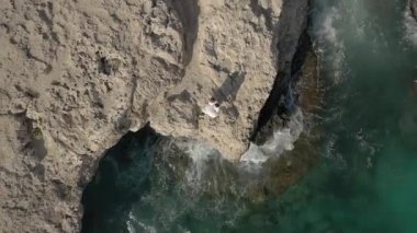 Güneşli bir günde Cape Cavo Greco yakınlarında hava manzaralı mavi göl