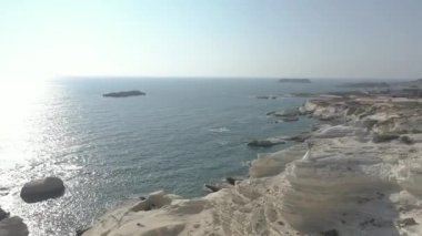 Akdeniz kıyılarının hava manzarası beyaz kayalıklar limasol hava tetkiki Kıbrıs, vali plajı.