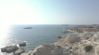 Akdeniz kıyılarının hava manzarası beyaz kayalıklar limasol hava tetkiki Kıbrıs, vali plajı.