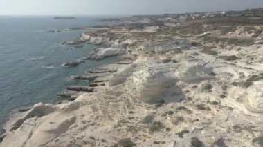 Akdeniz kıyılarının hava manzarası beyaz kayalıklar limasol hava tetkiki Kıbrıs, vali plajı.
