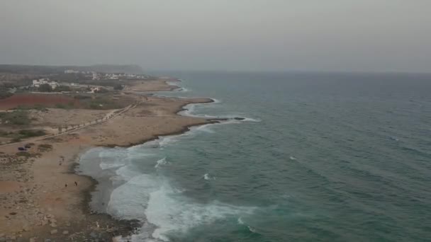 Vista aérea sobre Aianapa Chipre. ondas do mar Mediterrâneo. Ondas oceânicas — Vídeo de Stock