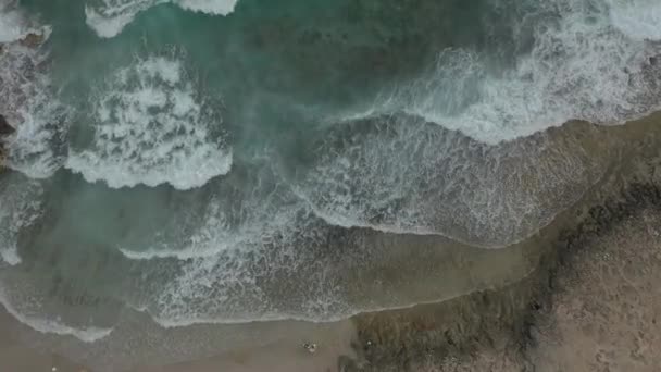 Luchtfoto van Aianapa Cyprus. golven de Middellandse Zee. Zeegolven — Stockvideo