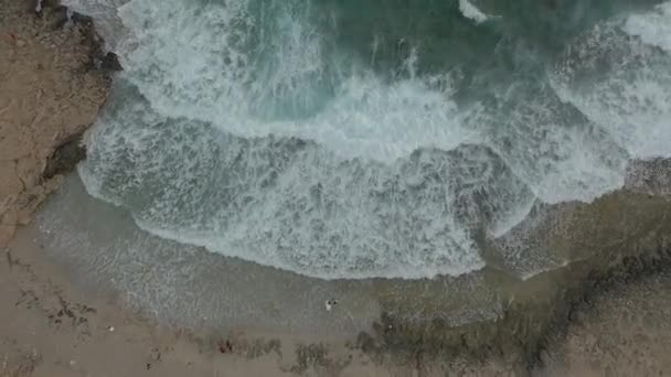 Luchtfoto van Aianapa Cyprus. golven de Middellandse Zee. Zeegolven — Stockvideo