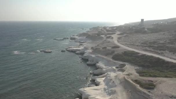 Vista aérea da costa do Mediterrâneo penhascos brancos limassol inquérito aéreo Chipre, praia governador . — Vídeo de Stock