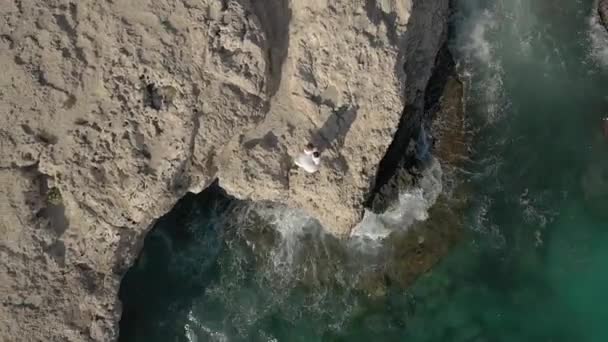 Flygfoto blå lagun nära Cape Cavo Greco på solig dag — Stockvideo