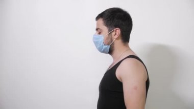 Tıbbi maskeli beyaz adam maskesini çıkardı. Göğüsleri dolu nefes aldı. Gülümseyen Covid19 Coronavirus