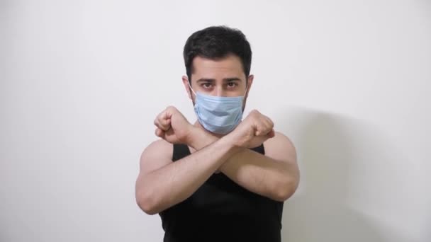 Tıbbi maskeli beyaz adam ilginç bir hamle yaptı. Covid19 Coronavirus kamerasına baktı. — Stok video