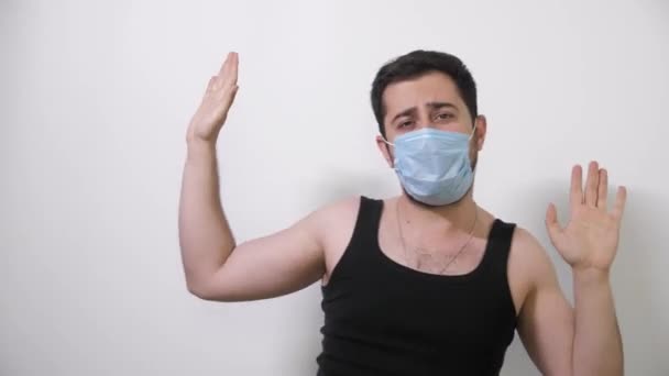 Hombre caucásico en una máscara médica bailando fanny dance fondo blanco Covid19 Coronavirus — Vídeos de Stock