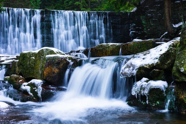 Wilder Wasserfall Mit Schönen Unschärfen Und Weich Fließendem Wasser Von — Stockfoto