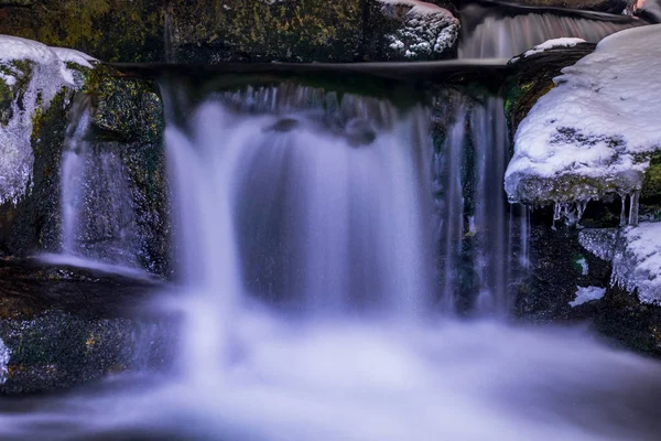 Cascada Salvaje Con Hermosa Desenfoque Agua Suave Fluyendo Por Nig — Foto de Stock