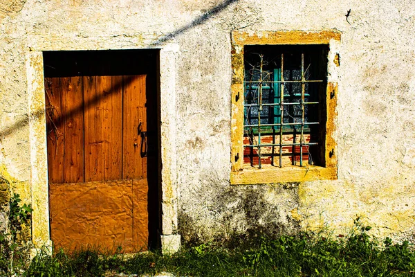 Puerta naranja con ventana — Foto de Stock