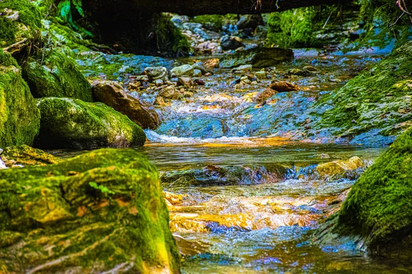 Вода, що тече нуль — стокове фото