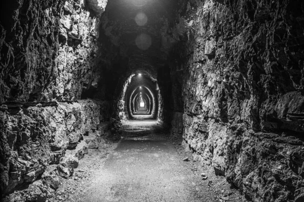 Die alte Eisenbahn und der Tunnel — Stockfoto