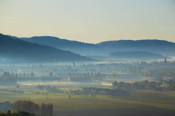 La pianura con la nebbia — Foto Stock