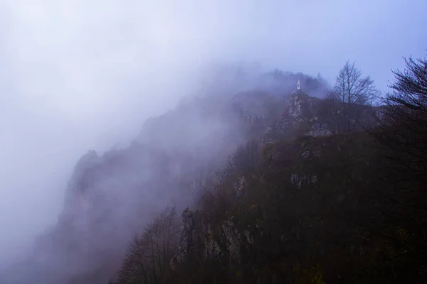 La niebla se eleva seis — Foto de Stock