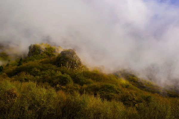 La niebla sube — Foto de Stock