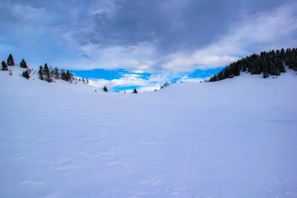 Γαλάζιος ουρανός ανάμεσα στα σύννεφα και το χιόνι — Φωτογραφία Αρχείου
