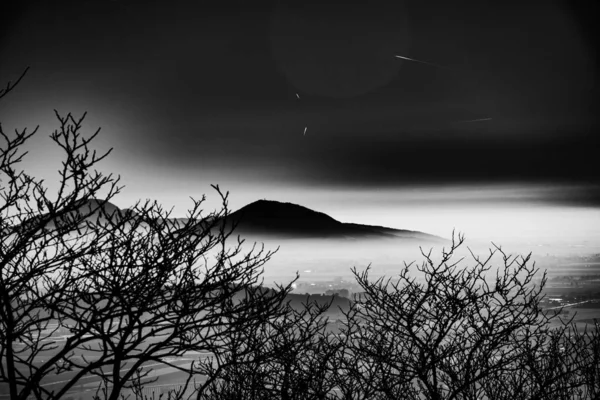 Colinas Euganeas y niebla bnw — Foto de Stock