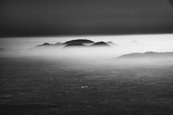 Euganean tepeleri ovalarda asılı.