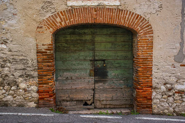 yeşil ahşap kapı ve tuğla