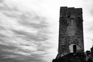 Terk edilmiş kale kuleleri üç