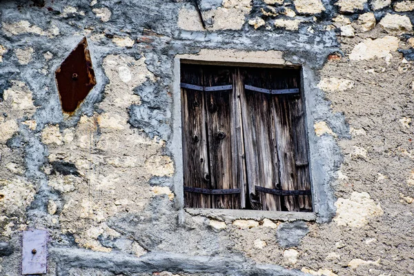 Okno a geometrické desky — Stock fotografie