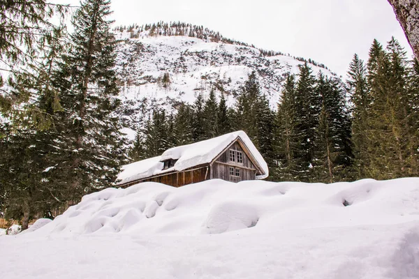 Хатина зі снігом на доломітах — стокове фото
