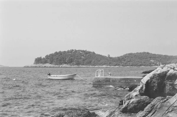 Kis Halászhajó Horgonyzott Egy Beton Mólón Horvátországban — Stock Fotó