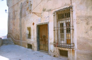 Eski dükkan şimdi Tarifa 'da, ahşap kapı ve pencerelerde ızgara ile kapalı.