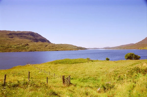 Πράσινα Λιβάδια Γαλάζιοι Ουρανοί Γαλάζια Λίμνη Όμορφη Εικόνα Των Σκωτσέζικων — Φωτογραφία Αρχείου