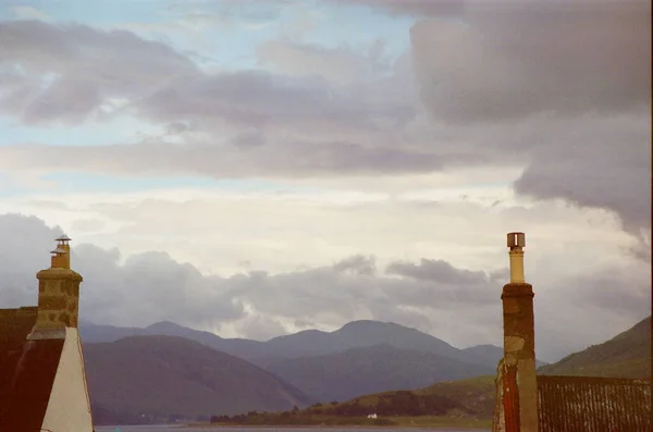 Απειλητικά Σύννεφα Πάνω Από Τις Στέγες Της Σκωτίας — Φωτογραφία Αρχείου