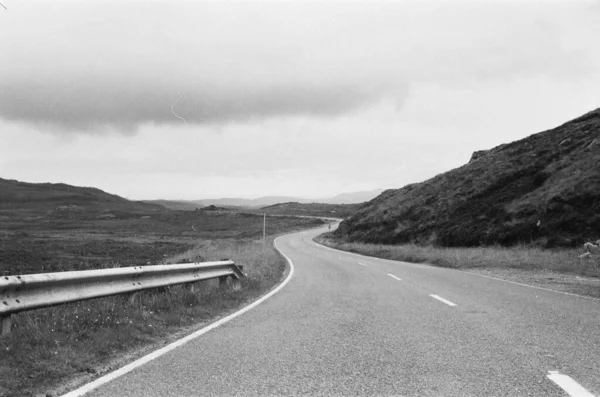 Άσφαλτος Περιπλανιέται Κατά Μήκος Των Σκωτσέζικων Λόφων Μια Μέρα Του — Φωτογραφία Αρχείου