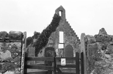 Eski bir köyün kalıntısı, bozkırda terk edilmiş.