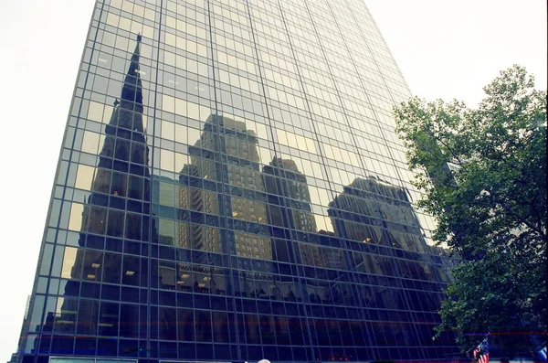近代的なガラスのファサードに映る古い建物のイメージは — ストック写真
