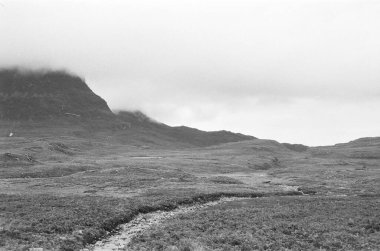 İskoç tepelerindeki Heathland yolu