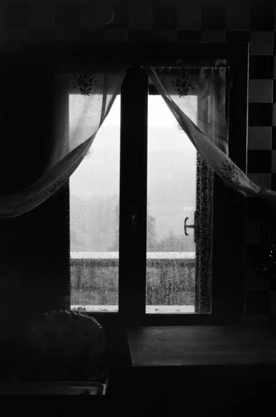 Czarno Białe Zdjęcie Mokrego Okna Jesiennego Deszczu — Zdjęcie stockowe