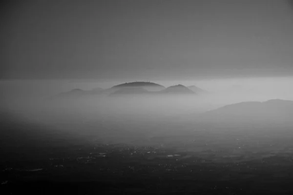 下午晚些时候的欧加尼山雾蒙蒙景象 — 图库照片