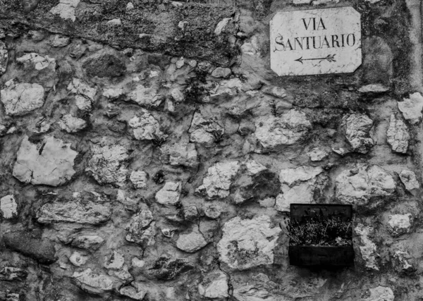 Steinpfeil Schild Weist Den Weg Zum Santuario Mit Einem Kleinen — Stockfoto