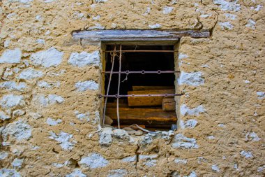 Kullanılmayan tırabzan ve ahşap kütükleri olan pencere