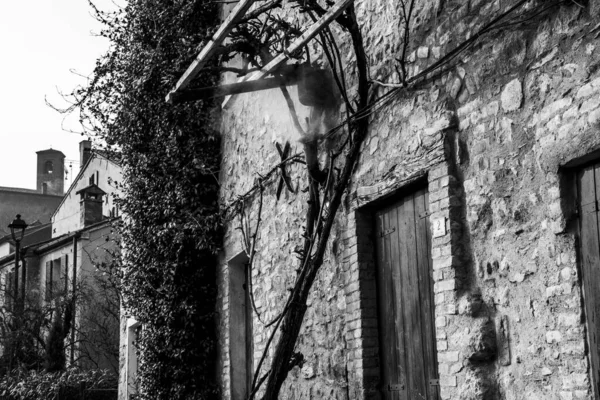 Kouř Vychází Komína Kamenné Zdi Starého Domu Arqua Petrarca Padově — Stock fotografie