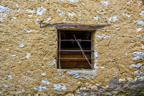 Ventana Con Barandilla Desuso Troncos Madera — Foto de Stock