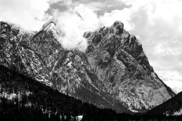 Picos Nevados Dolomitas Con Nubes Bosques Pinos Alrededor Del Lago — Foto de Stock